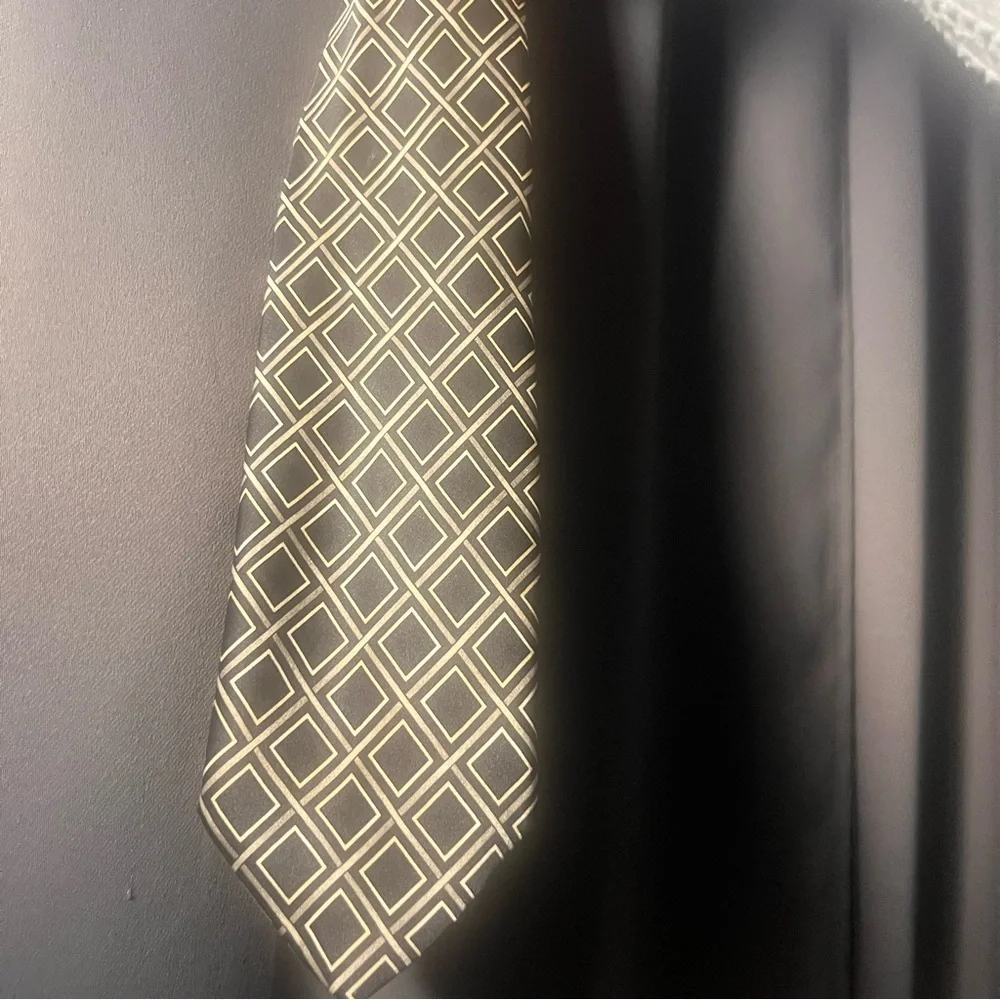 Geometric‎ Pattern Tie - Black and Gold